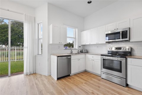 Villa ou maison à vendre à Doral, Floride: 4 chambres, 202.34 m2 № 1989481 - photo 13