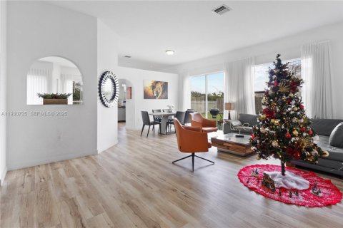 Villa ou maison à vendre à Doral, Floride: 4 chambres, 202.34 m2 № 1989481 - photo 5