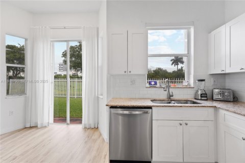 Villa ou maison à vendre à Doral, Floride: 4 chambres, 202.34 m2 № 1989481 - photo 14