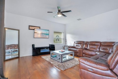 House in Kissimmee, Florida 5 bedrooms, 362.04 sq.m. № 2142085 - photo 4