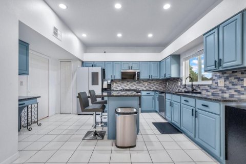 House in Kissimmee, Florida 5 bedrooms, 362.04 sq.m. № 2142085 - photo 12