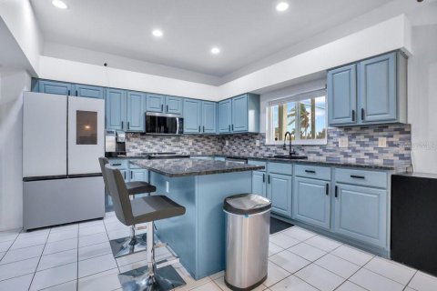 House in Kissimmee, Florida 5 bedrooms, 362.04 sq.m. № 2142085 - photo 11