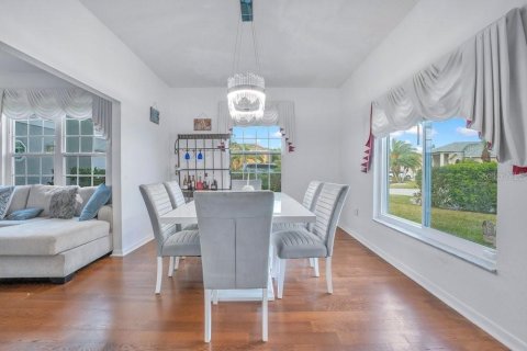House in Kissimmee, Florida 5 bedrooms, 362.04 sq.m. № 2142085 - photo 14