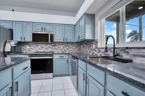 House in Kissimmee, Florida 5 bedrooms, 362.04 sq.m. № 2142085 - photo 10