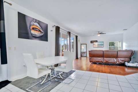 House in Kissimmee, Florida 5 bedrooms, 362.04 sq.m. № 2142085 - photo 7
