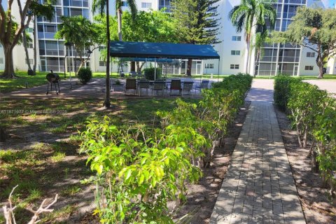 Condo in Hallandale Beach, Florida, 1 bedroom  № 1920193 - photo 2