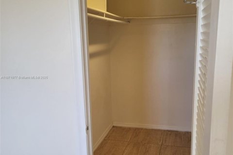 Condo in Hallandale Beach, Florida, 1 bedroom  № 1920193 - photo 6