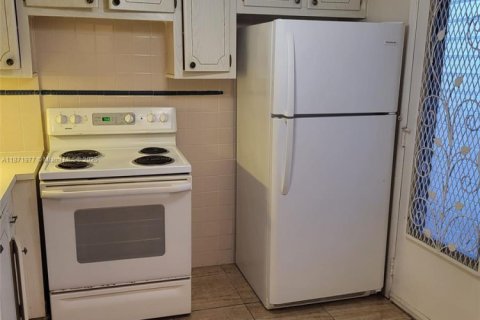 Condo in Hallandale Beach, Florida, 1 bedroom  № 1920193 - photo 9