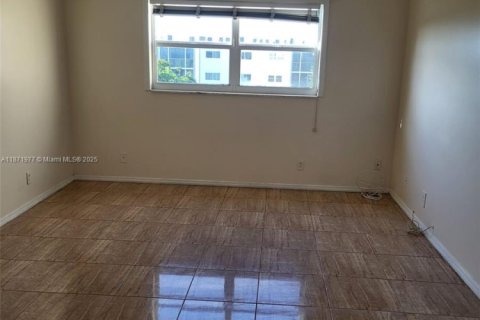 Condo in Hallandale Beach, Florida, 1 bedroom  № 1920193 - photo 10