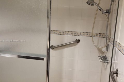 Condo in Hallandale Beach, Florida, 1 bedroom  № 1920193 - photo 8