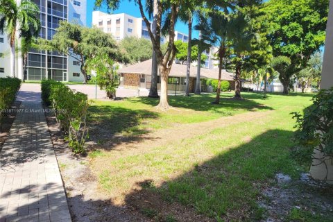 Condo in Hallandale Beach, Florida, 1 bedroom  № 1920193 - photo 1