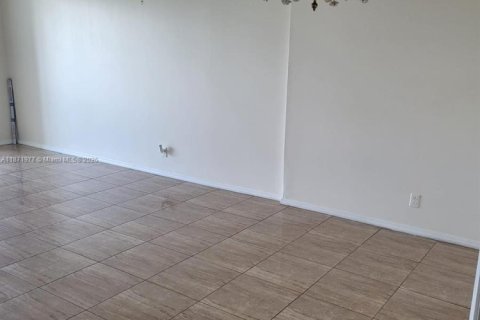 Condo in Hallandale Beach, Florida, 1 bedroom  № 1920193 - photo 12