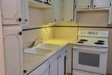 Condo in Hallandale Beach, Florida, 1 bedroom  № 1920193 - photo 11