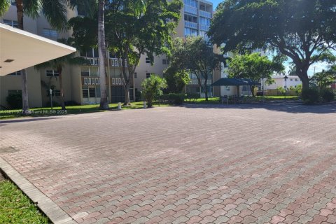 Condo in Hallandale Beach, Florida, 1 bedroom  № 1920193 - photo 3