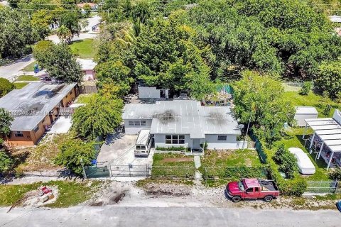 Propiedad comercial en venta en Miami, Florida № 1939230 - foto 2