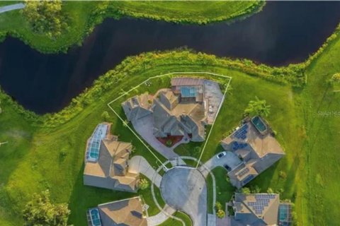 House in Kissimmee, Florida 5 bedrooms, 425.49 sq.m. № 2302820