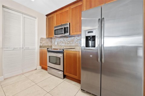 Condo in Coral Gables, Florida, 2 bedrooms  № 1867651 - photo 9