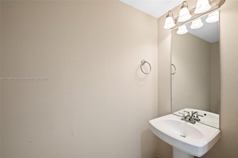 Condo in Coral Gables, Florida, 2 bedrooms  № 1867651 - photo 11