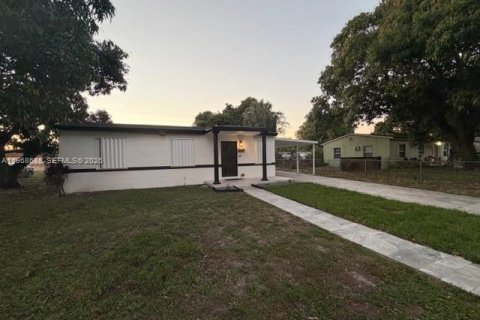 Casa en alquiler en Miami Gardens, Florida, 3 dormitorios, 78.04 m2 № 2031711 - foto 1