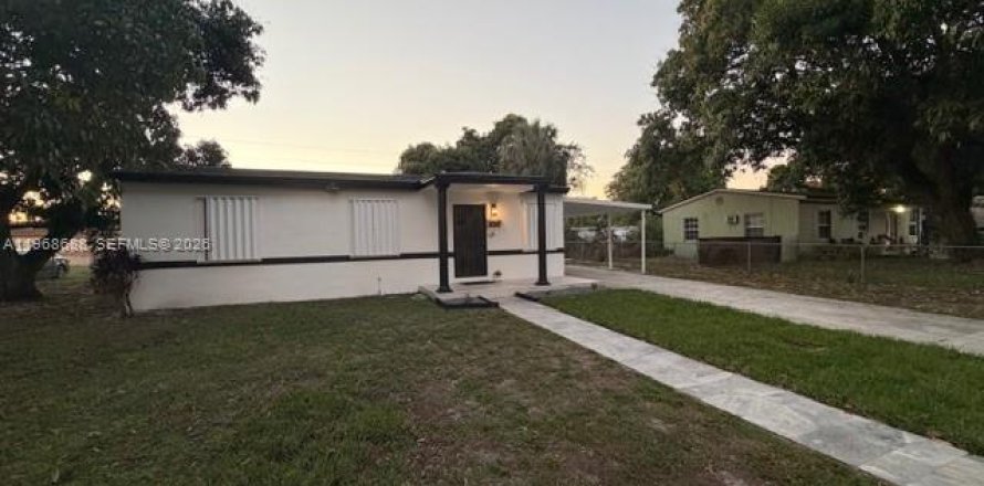 Casa en Miami Gardens, Florida 3 dormitorios, 78.04 m2 № 2031711