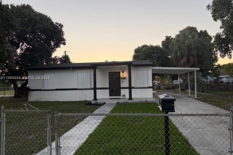 Casa en alquiler en Miami Gardens, Florida, 3 dormitorios, 78.04 m2 № 2031711 - foto 2