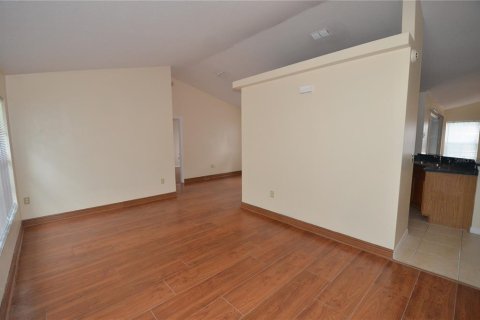 House in Apopka, Florida 3 bedrooms, 141.77 sq.m. № 1915822 - photo 2