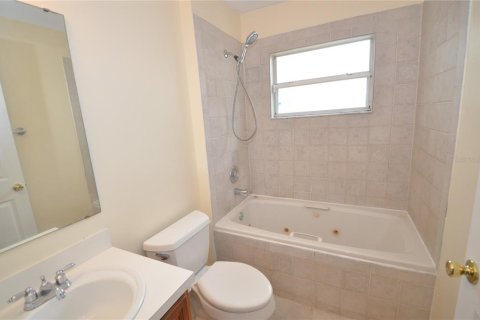 House in Apopka, Florida 3 bedrooms, 141.77 sq.m. № 1915822 - photo 11