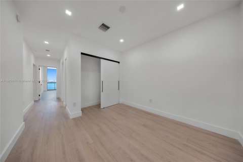 Снять в аренду кондоминиум в Норт-Бей-Виллидж, Флорида 2 спальни, 161.19м2, № 1939108 - фото 24