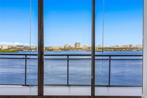 Снять в аренду кондоминиум в Норт-Бей-Виллидж, Флорида 2 спальни, 161.19м2, № 1939108 - фото 2