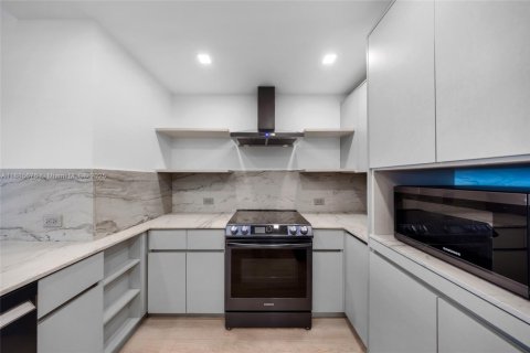 Снять в аренду кондоминиум в Норт-Бей-Виллидж, Флорида 2 спальни, 161.19м2, № 1939108 - фото 13