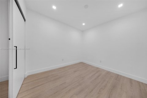 Снять в аренду кондоминиум в Норт-Бей-Виллидж, Флорида 2 спальни, 161.19м2, № 1939108 - фото 25