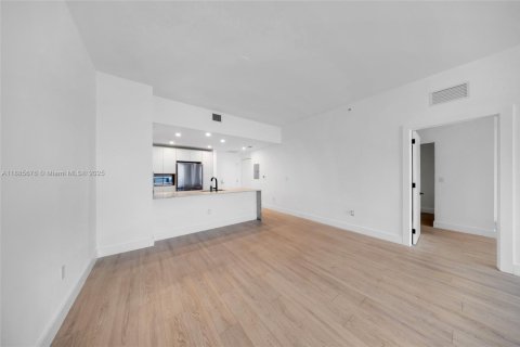 Снять в аренду кондоминиум в Норт-Бей-Виллидж, Флорида 2 спальни, 161.19м2, № 1939108 - фото 8