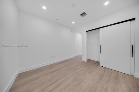 Снять в аренду кондоминиум в Норт-Бей-Виллидж, Флорида 2 спальни, 161.19м2, № 1939108 - фото 23