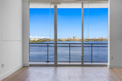 Снять в аренду кондоминиум в Норт-Бей-Виллидж, Флорида 2 спальни, 161.19м2, № 1939108 - фото 3