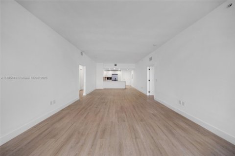 Снять в аренду кондоминиум в Норт-Бей-Виллидж, Флорида 2 спальни, 161.19м2, № 1939108 - фото 5