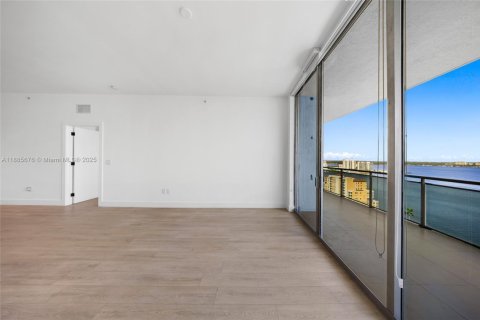 Снять в аренду кондоминиум в Норт-Бей-Виллидж, Флорида 2 спальни, 161.19м2, № 1939108 - фото 4