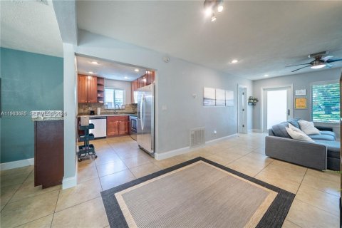 Снять в аренду виллу или дом в Форт-Лодердейл, Флорида 3 спальни, 140.19м2, № 2025458 - фото 2