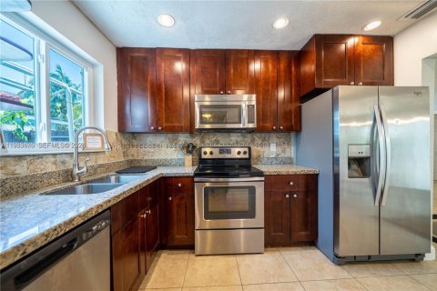 Снять в аренду виллу или дом в Форт-Лодердейл, Флорида 3 спальни, 140.19м2, № 2025458 - фото 15