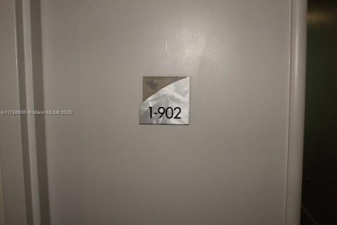 Condo in Aventura, Florida, 3 bedrooms  № 1861219 - photo 1