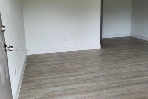 Снять в аренду виллу или дом в Норт-Майами, Флорида 1 спальня, 60.39м2, № 1964879 - фото 6