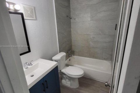 Снять в аренду виллу или дом в Норт-Майами, Флорида 1 спальня, 60.39м2, № 1964879 - фото 3