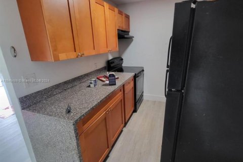 Снять в аренду виллу или дом в Норт-Майами, Флорида 1 спальня, 60.39м2, № 1964879 - фото 2