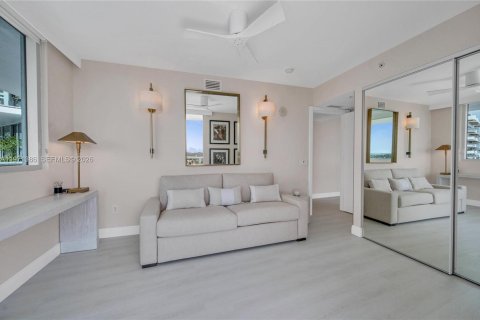 Condo in Miami Beach, Florida, 3 bedrooms  № 2040319 - photo 18