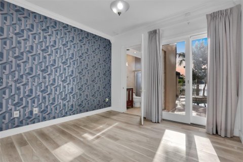 House in Miami Lakes, Florida 5 bedrooms, 331.57 sq.m. № 2015869 - photo 12