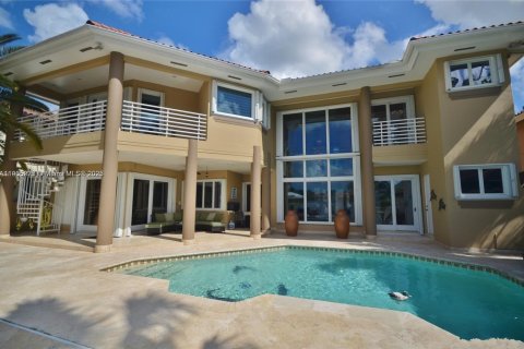House in Miami Lakes, Florida 5 bedrooms, 331.57 sq.m. № 2015869 - photo 20