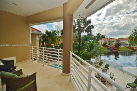 House in Miami Lakes, Florida 5 bedrooms, 331.57 sq.m. № 2015869 - photo 19