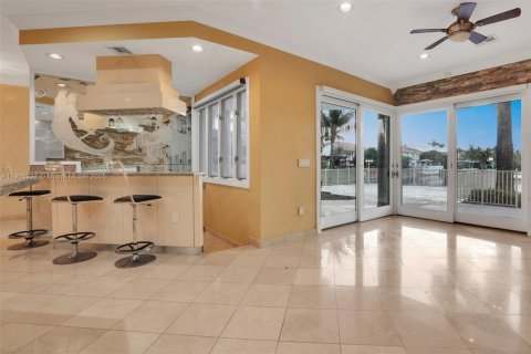 House in Miami Lakes, Florida 5 bedrooms, 331.57 sq.m. № 2015869 - photo 9