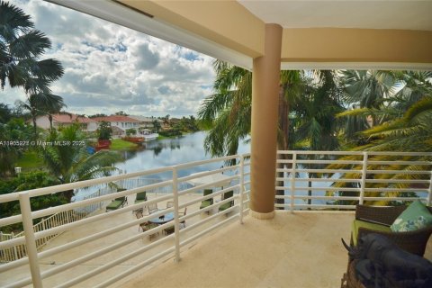 House in Miami Lakes, Florida 5 bedrooms, 331.57 sq.m. № 2015869 - photo 18