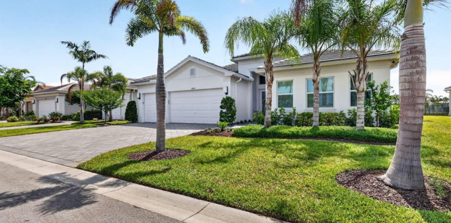 House in Port St. Lucie, Florida 3 bedrooms, 307.69 sq.m. № 2335230