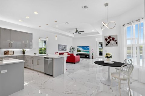 House in Port St. Lucie, Florida 3 bedrooms, 307.69 sq.m. № 2335230 - photo 10